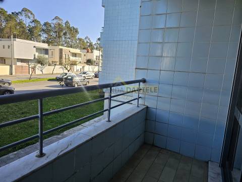 Apartamento T2 para arrendar com varanda e lugar de garagem