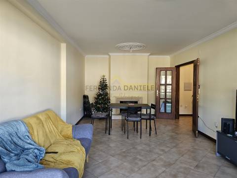 Apartamento T2 para arrendar com varanda e lugar de garagem