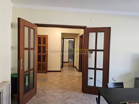 Apartamento T2 para arrendar com varanda e lugar de garagem