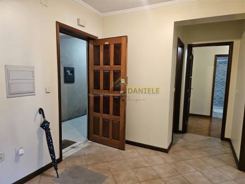 Apartamento T2 para arrendar com varanda e lugar de garagem