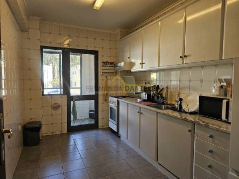 Apartamento T2 para arrendar com varanda e lugar de garagem