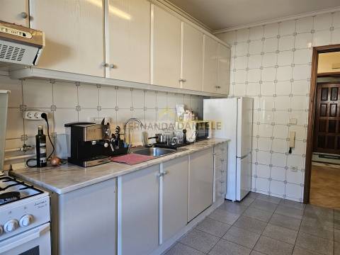 Apartamento T2 para arrendar com varanda e lugar de garagem