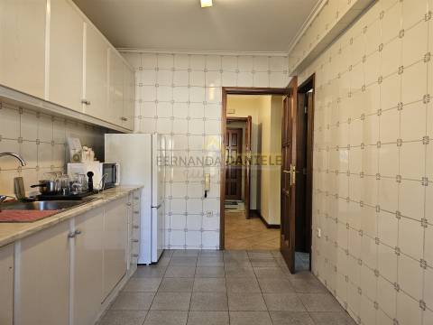 Apartamento T2 para arrendar com varanda e lugar de garagem