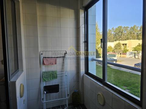 Apartamento T2 para arrendar com varanda e lugar de garagem