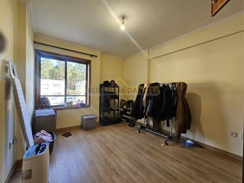 Apartamento T2 para arrendar com varanda e lugar de garagem