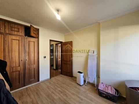 Apartamento T2 para arrendar com varanda e lugar de garagem