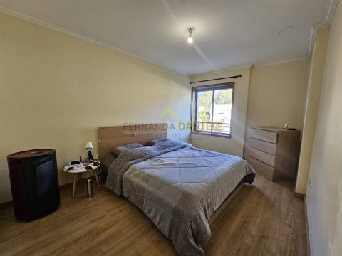 Apartamento T2 para arrendar com varanda e lugar de garagem