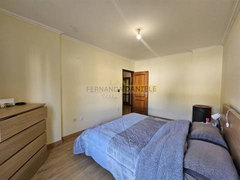 Apartamento T2 para arrendar com varanda e lugar de garagem