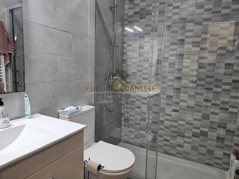 Apartamento T2 para arrendar com varanda e lugar de garagem