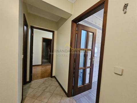 Apartamento T2 para arrendar com varanda e lugar de garagem