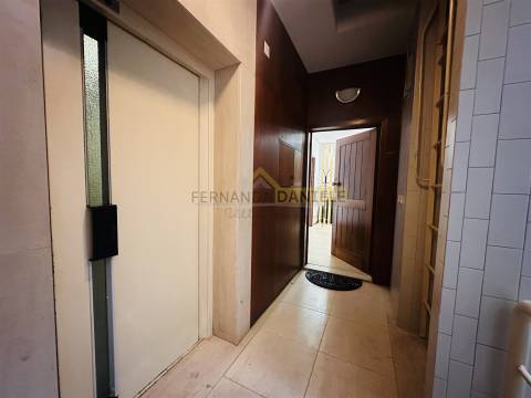 Apartamento T3 remodelado, excelente exposição solar, elevador,garagem e arrumos no coração da Feira