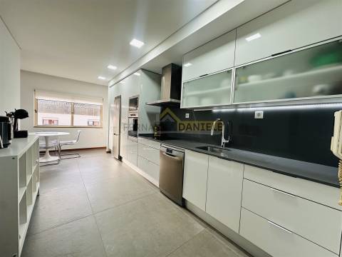 Apartamento T3 remodelado, excelente exposição solar, elevador,garagem e arrumos no coração da Feira