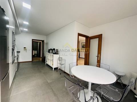 Apartamento T3 remodelado, excelente exposição solar, elevador,garagem e arrumos no coração da Feira