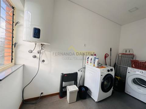 Apartamento T3 remodelado, excelente exposição solar, elevador,garagem e arrumos no coração da Feira
