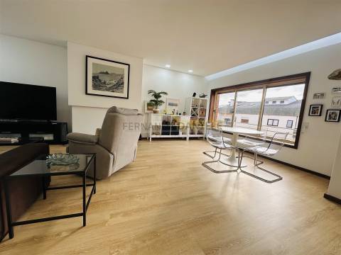 Apartamento T3 remodelado, excelente exposição solar, elevador,garagem e arrumos no coração da Feira