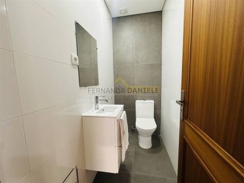 Apartamento T3 remodelado, excelente exposição solar, elevador,garagem e arrumos no coração da Feira