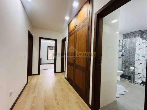 Apartamento T3 remodelado, excelente exposição solar, elevador,garagem e arrumos no coração da Feira