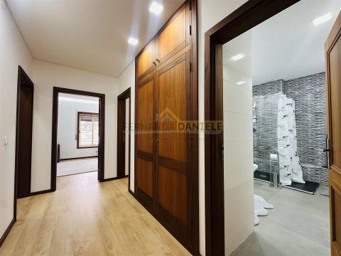 Apartamento T3 remodelado, excelente exposição solar, elevador,garagem e arrumos no coração da Feira