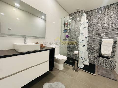 Apartamento T3 remodelado, excelente exposição solar, elevador,garagem e arrumos no coração da Feira