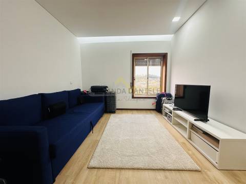 Apartamento T3 remodelado, excelente exposição solar, elevador,garagem e arrumos no coração da Feira