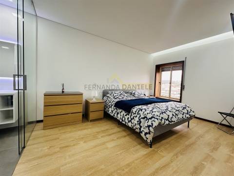 Apartamento T3 remodelado, excelente exposição solar, elevador,garagem e arrumos no coração da Feira