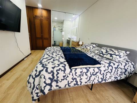 Apartamento T3 remodelado, excelente exposição solar, elevador,garagem e arrumos no coração da Feira