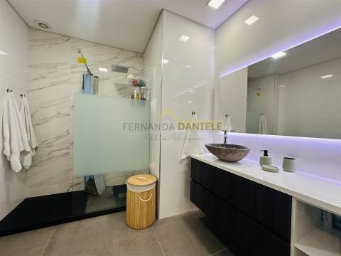 Apartamento T3 remodelado, excelente exposição solar, elevador,garagem e arrumos no coração da Feira