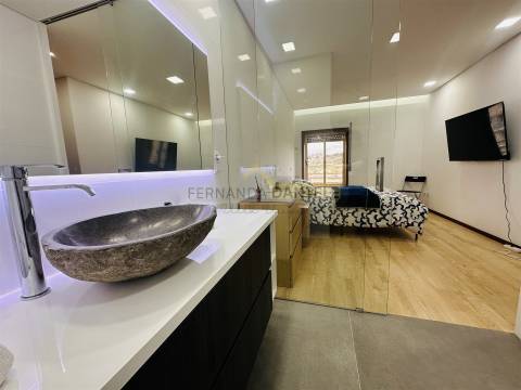 Apartamento T3 remodelado, excelente exposição solar, elevador,garagem e arrumos no coração da Feira