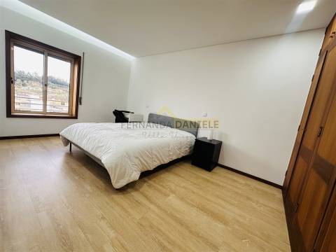 Apartamento T3 remodelado, excelente exposição solar, elevador,garagem e arrumos no coração da Feira