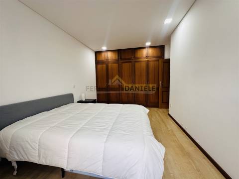 Apartamento T3 remodelado, excelente exposição solar, elevador,garagem e arrumos no coração da Feira