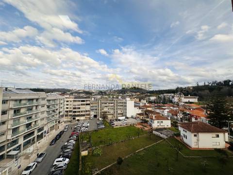 Apartamento T3 remodelado, excelente exposição solar, elevador,garagem e arrumos no coração da Feira