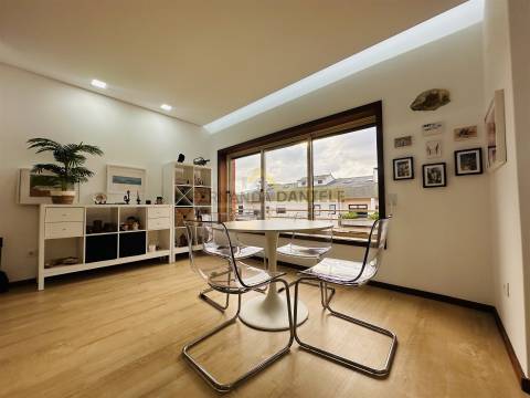 Apartamento T3 remodelado, excelente exposição solar, elevador,garagem e arrumos no coração da Feira