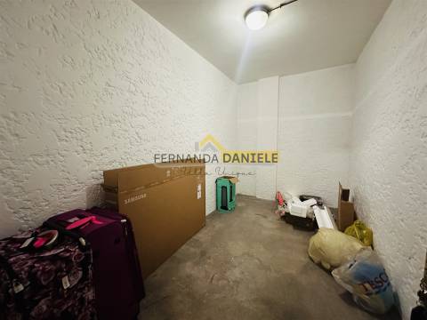 Apartamento T3 remodelado, excelente exposição solar, elevador,garagem e arrumos no coração da Feira