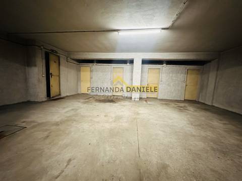 Apartamento T3 remodelado, excelente exposição solar, elevador,garagem e arrumos no coração da Feira