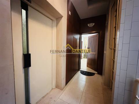 Apartamento T3 remodelado, excelente exposição solar, elevador,garagem e arrumos no coração da Feira