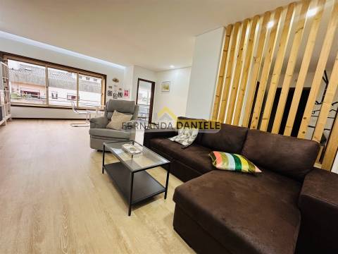 Apartamento T3 remodelado, excelente exposição solar, elevador,garagem e arrumos no coração da Feira