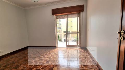 T2 na Reboleira pronto a habitar, Águas Livres, Amadora, Lisboa