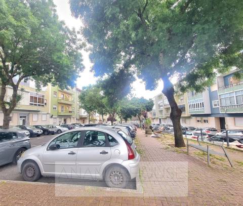 T2 totalmente remodelado junto à clinica da Luz na Venteira, Amadora