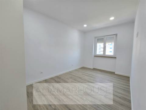 T2 totalmente remodelado junto à clinica da Luz na Venteira, Amadora