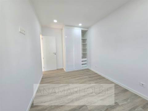 T2 totalmente remodelado junto à clinica da Luz na Venteira, Amadora