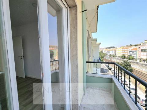 T2 totalmente remodelado junto à clinica da Luz na Venteira, Amadora