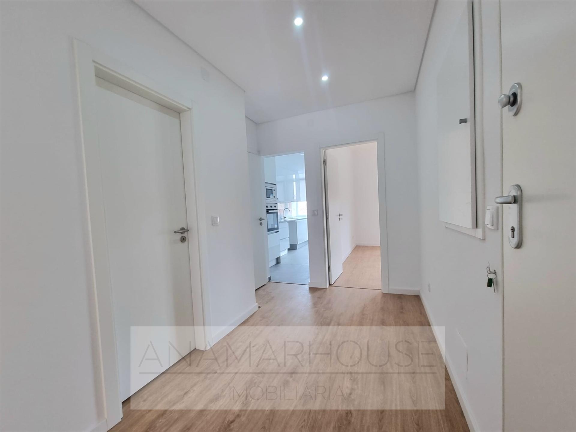 Apartamento t2 remodelado com terraço, Idanha,Belas,Lisboa