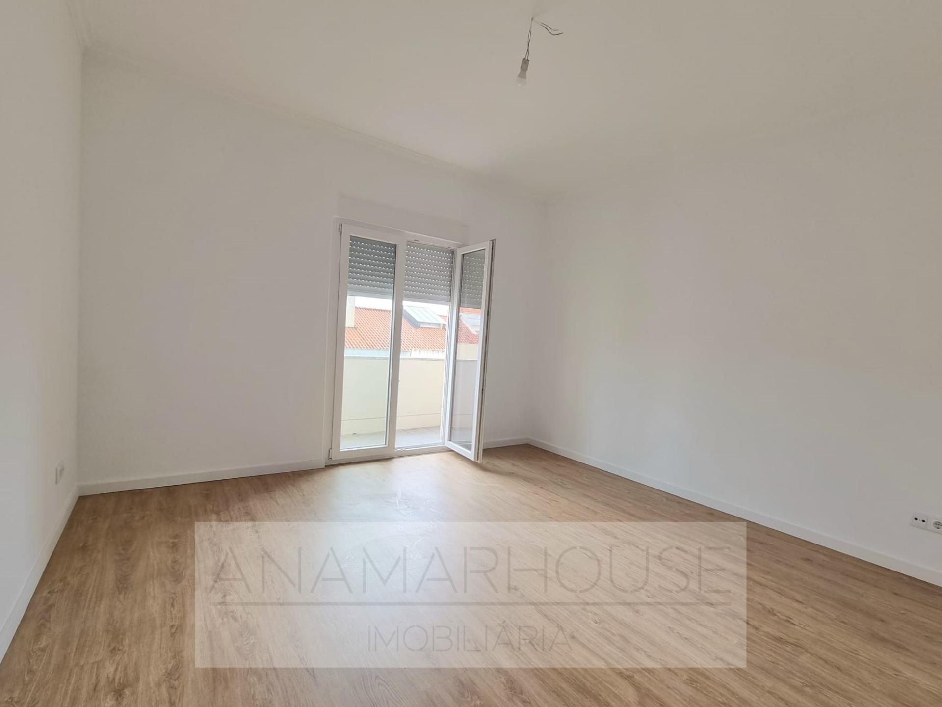 Apartamento t2 remodelado com terraço, Idanha,Belas,Lisboa