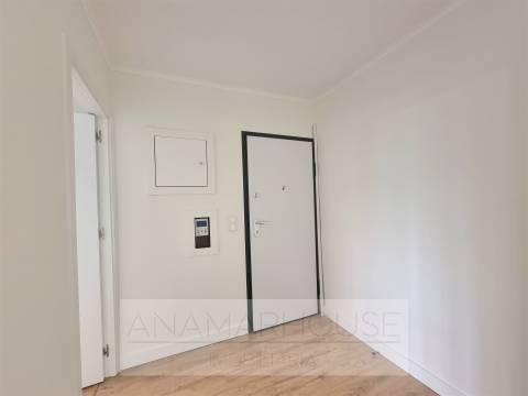 Apartamento t2 remodelado com terraço, Idanha,Belas,Lisboa