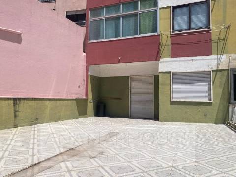 Apartamento t2 remodelado com terraço, Idanha,Belas,Lisboa