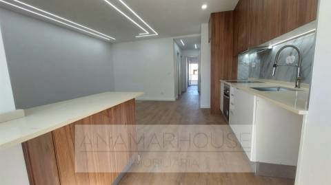 T2 remodelado, metro Amadora Este, Amadora,Lisboa