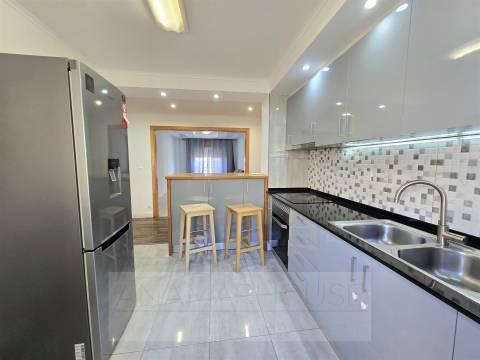 T3 com parqueamento na Encosta do Sol,Amadora