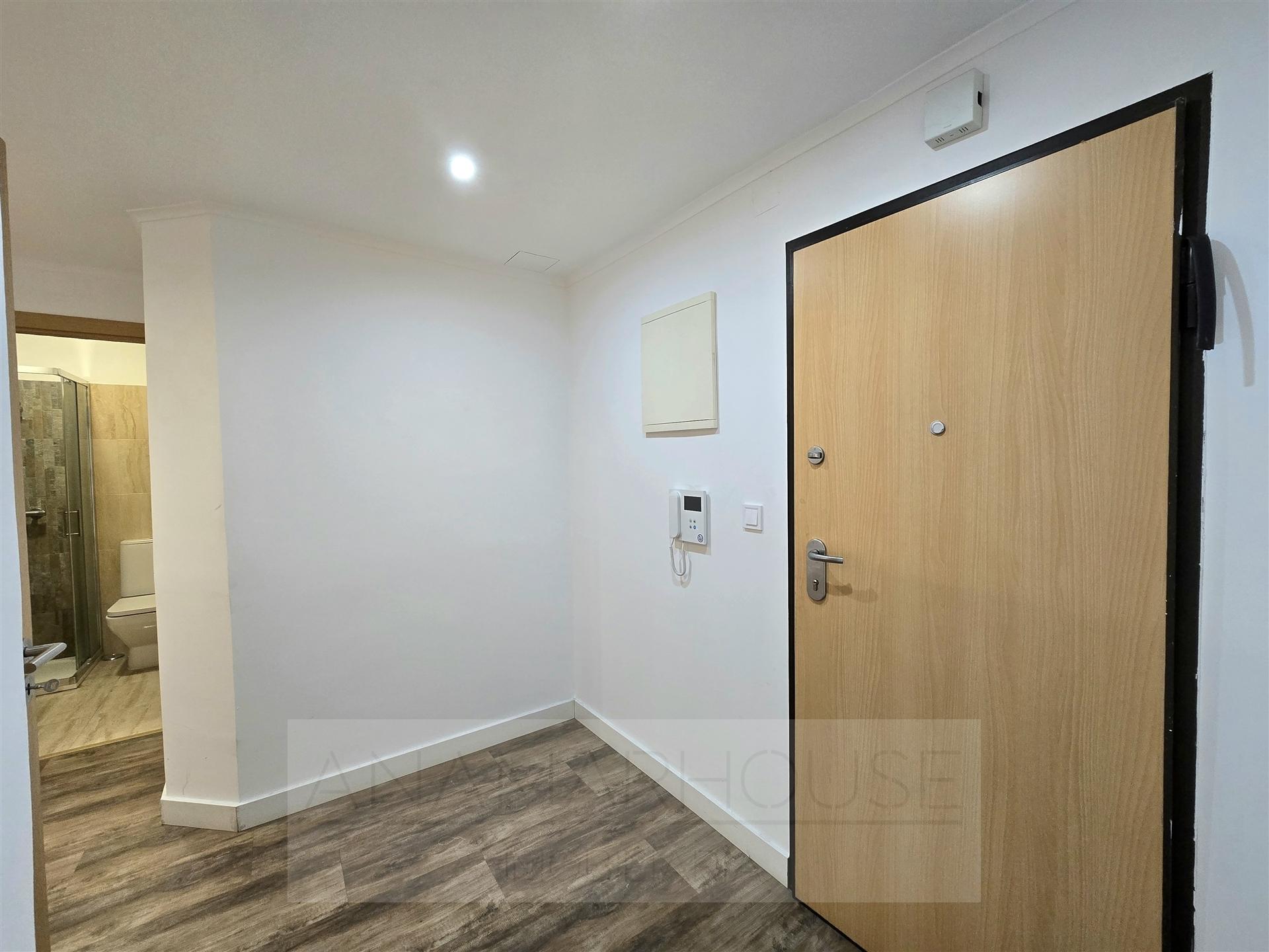 T3 remodelado com parqueamento e arrecadação na Brandoa,Encosta do Sol,Amadora