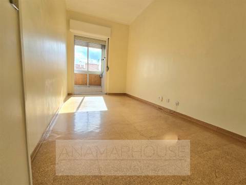 T2 na Rua José Murias, pronto a habitar, Benfica, Lisboa