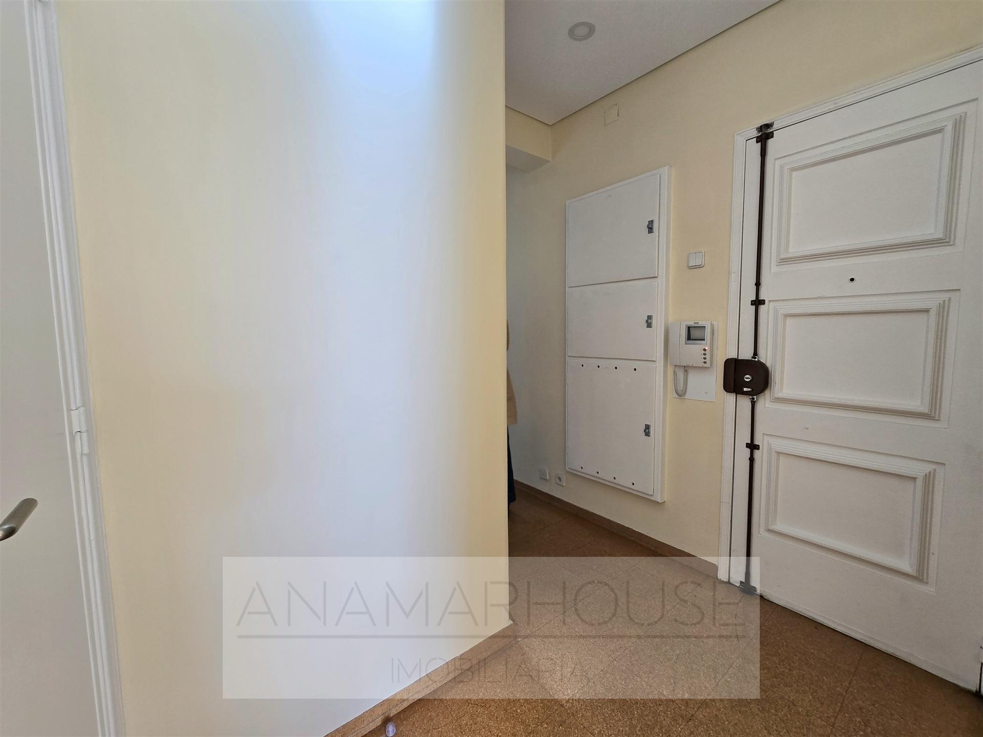 T2 na Rua José Murias, pronto a habitar, Benfica, Lisboa